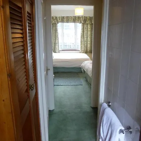לינה וארוחת בוקר Lisadell House 3*